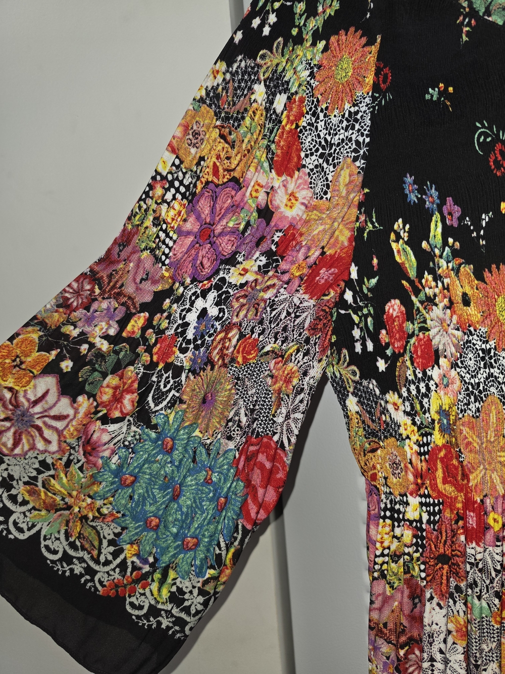 Melissa Paige Black Long-Sleeve Floral V-Neck Tunic Dress - Picture 3 of 9